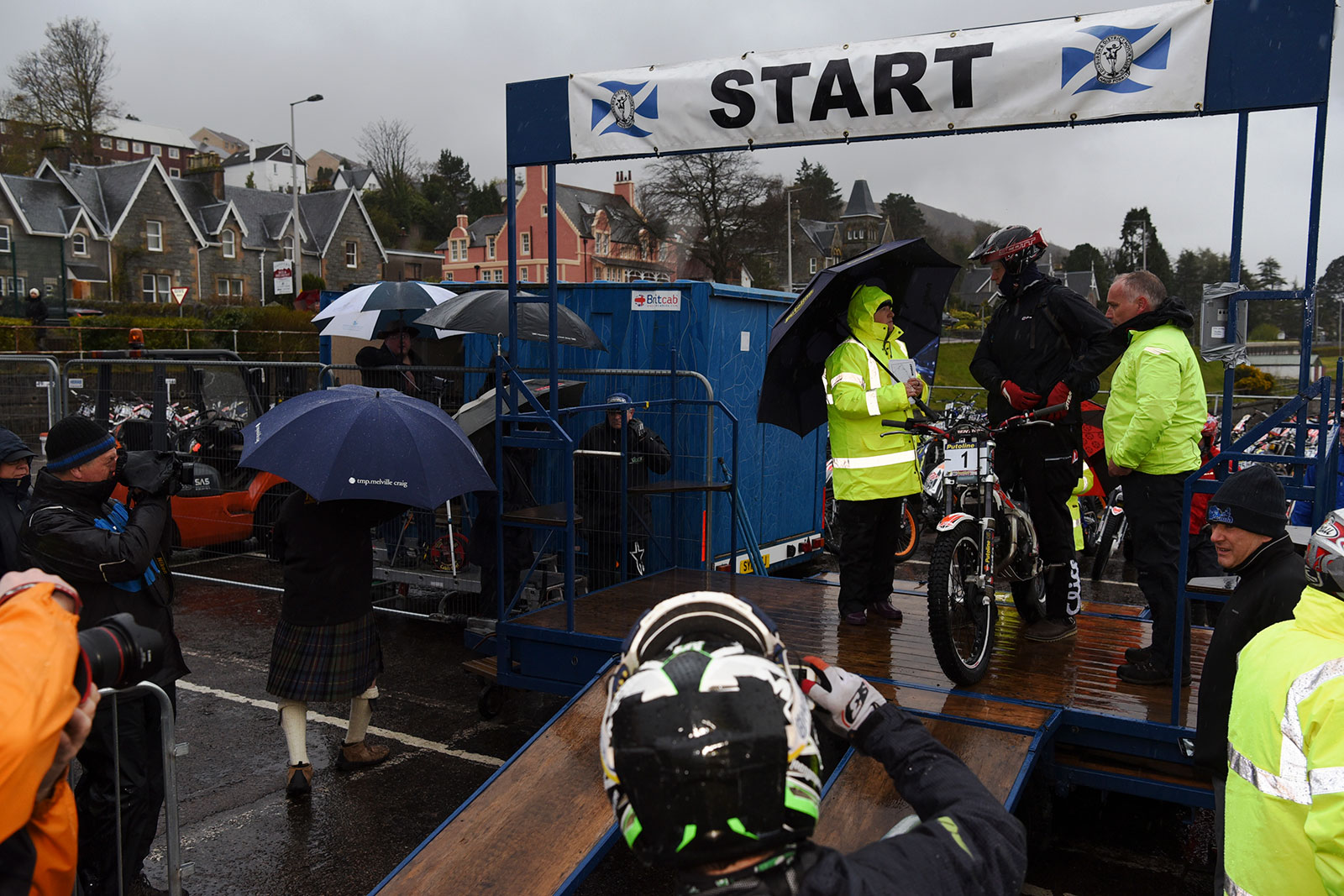 2016-In-the-rain-for-the-start-of-the-2016-Scottish